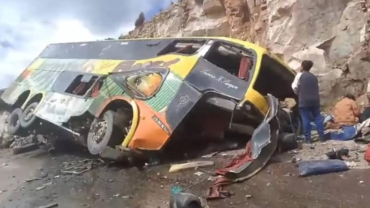 Accidente de autobús en Bolivia: 14 muertos y 29 heridos Accidente de autobús en Bolivia: 14 muertos y 29 heridos