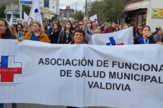 Marcha de funcionarios de la salud en Valdivia por demandas laborales