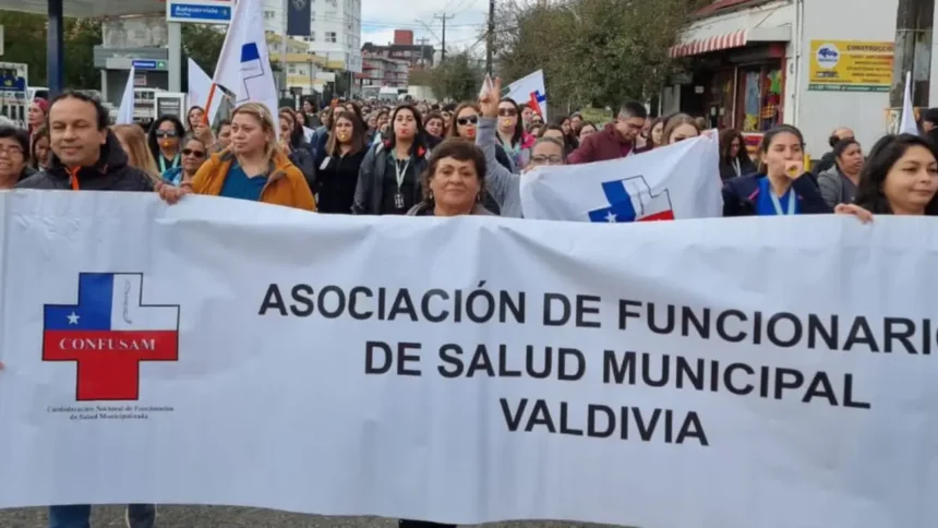 Marcha de funcionarios de la salud en Valdivia por demandas laborales