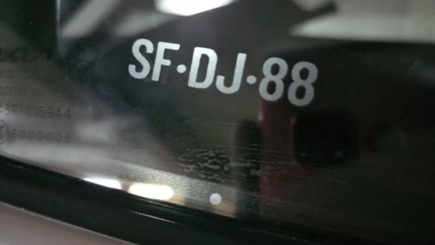 ¿Cuánto costará grabar las patentes en vidrios y espejos?