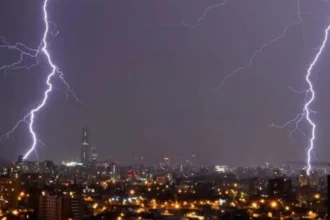 Anuncian Lluvias y Tormentas Eléctricas para la Región Metropolitana: Sectores Afectados y Horarios Estimados