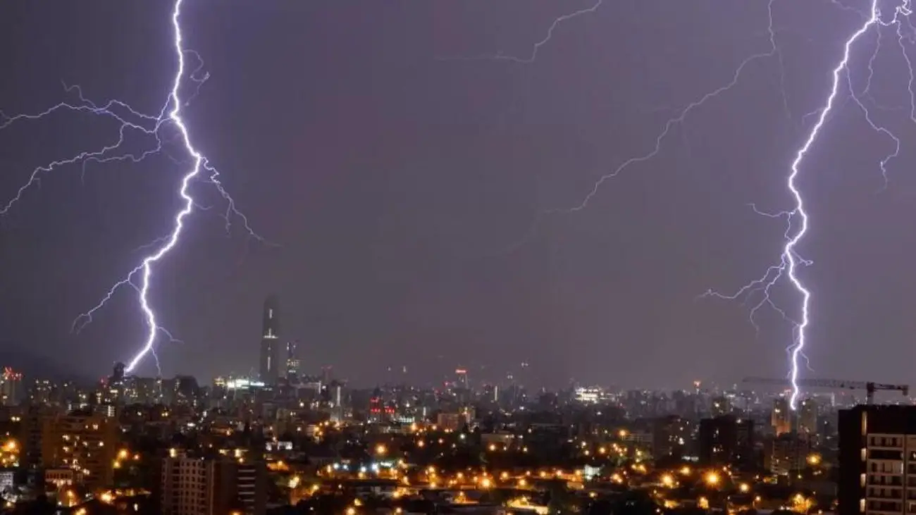 Anuncian Lluvias y Tormentas Eléctricas para la Región Metropolitana: Sectores Afectados y Horarios Estimados Anuncian Lluvias y Tormentas Eléctricas para la Región Metropolitana: Sectores Afectados y Horarios Estimados