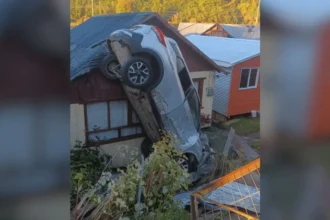 Conductor ebrio choca contra tres casas en Puerto Montt