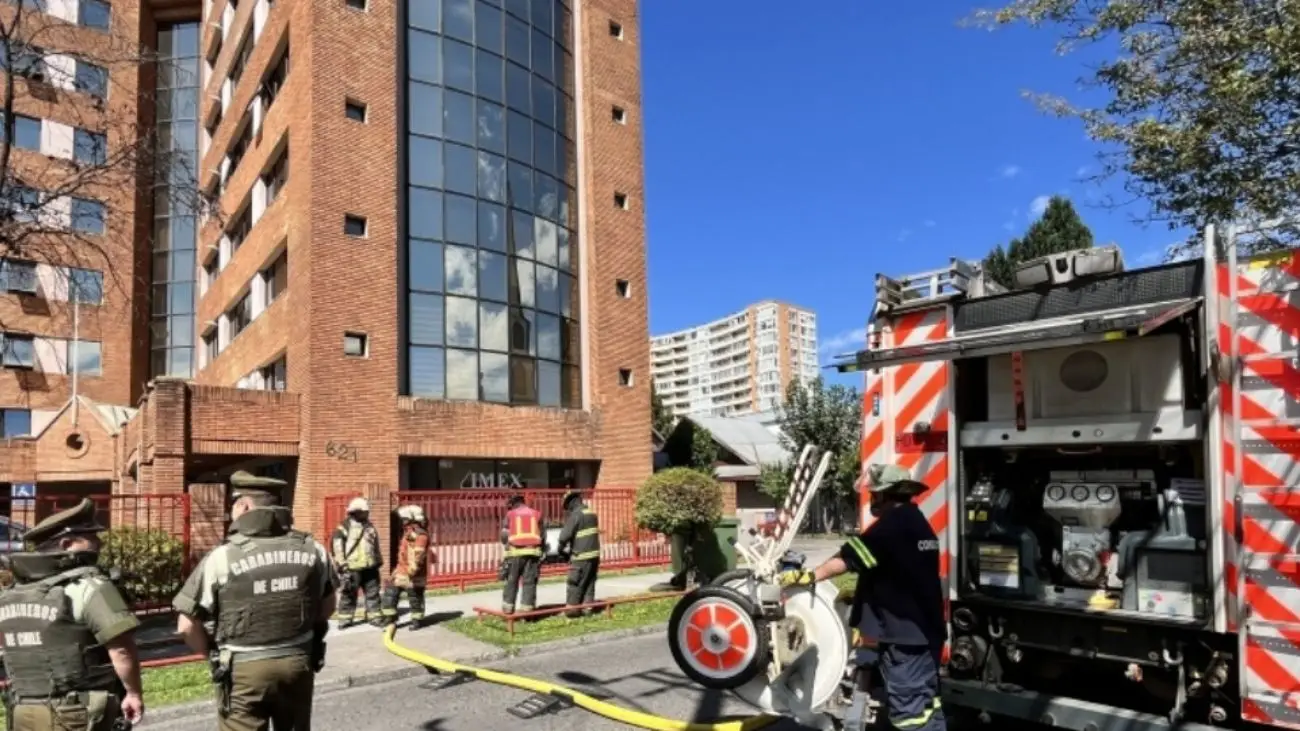Operativo de Bomberos por gases peligrosos en edificio de Temuco Operativo de Bomberos por gases peligrosos en edificio de Temuco
