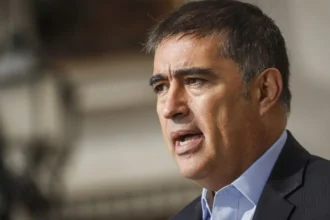 Alcalde de Santiago presenta querella por tráfico de influencias: Karol Cariola investigada