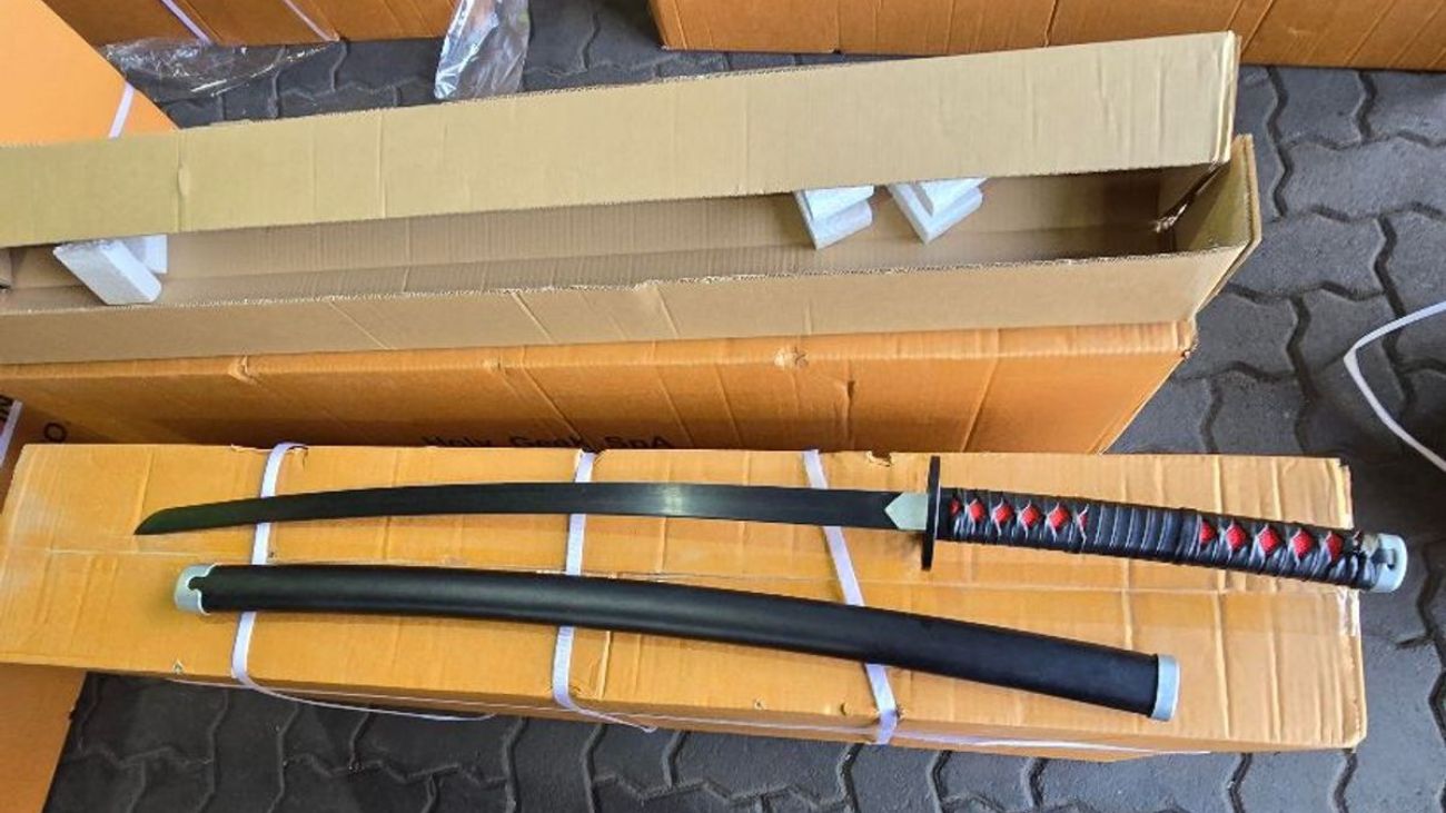 Empresa intenta importar 189 katanas y 6 espadas sin autorización Empresa intenta importar 189 katanas y 6 espadas sin autorización