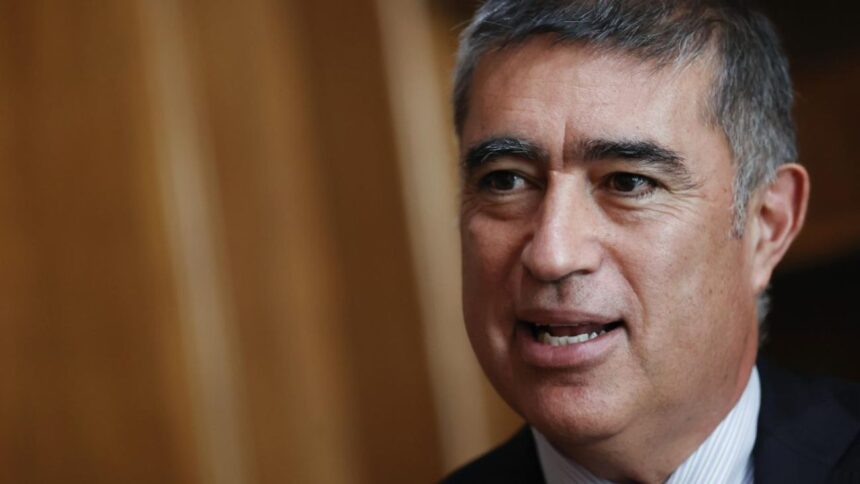 Desbordes desafía a Hassler tras filtración de chats en Santiago