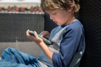 Impacto del uso excesivo de pantallas en el sueño infantil