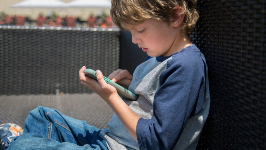 Impacto del uso excesivo de pantallas en el sueño infantil