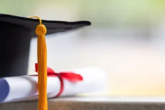 Estudiantes de cuarto medio recibirán bono automático por graduación sin postulación