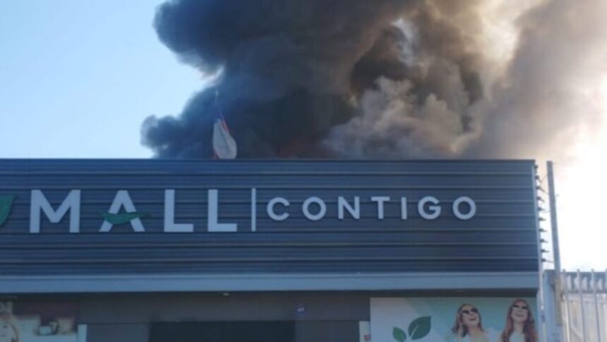 Incendio en mall chino de Renca: Bomberos controlan siniestro