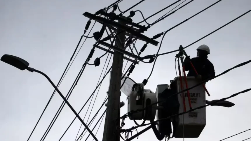 Enel anuncia cortes programados de luz en cinco comunas de Santiago