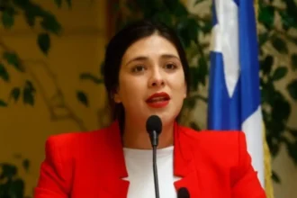 Solicitan remoción del fiscal Cooper por allanamiento polémico a diputada Karol Cariola