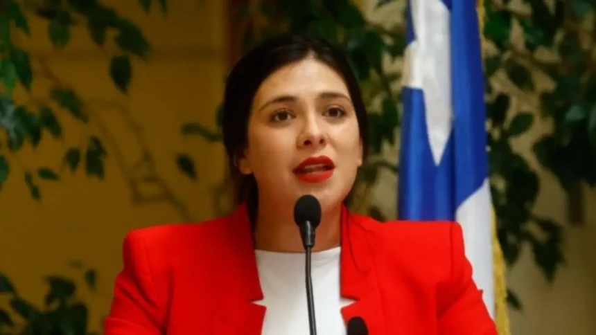 Solicitan remoción del fiscal Cooper por allanamiento polémico a diputada Karol Cariola