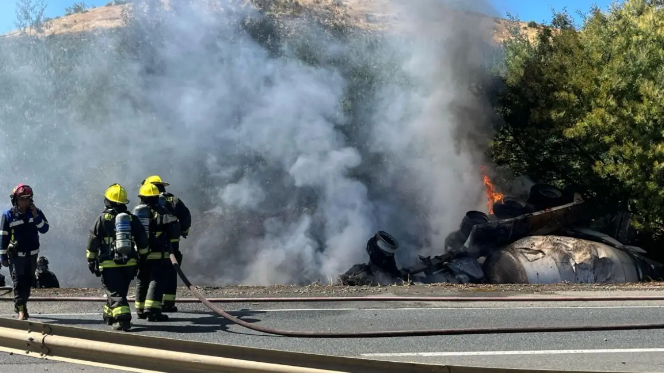 Incendio en Los Ángeles: camión volcado desata emergencia en Ruta 5 Incendio en Los Ángeles: camión volcado desata emergencia en Ruta 5