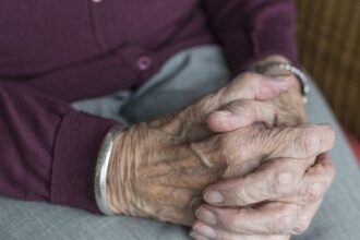 Banda estafadora de adultos mayores detenida en centro comercial de Valdivia