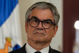 Ministro de Hacienda alerta sobre medidas fiscales "voluntaristas" y "motosierra"