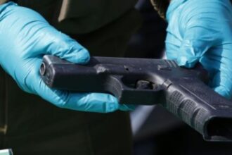 Operativo en barbería de Puente Alto: detienen a individuos con arma de fogueo