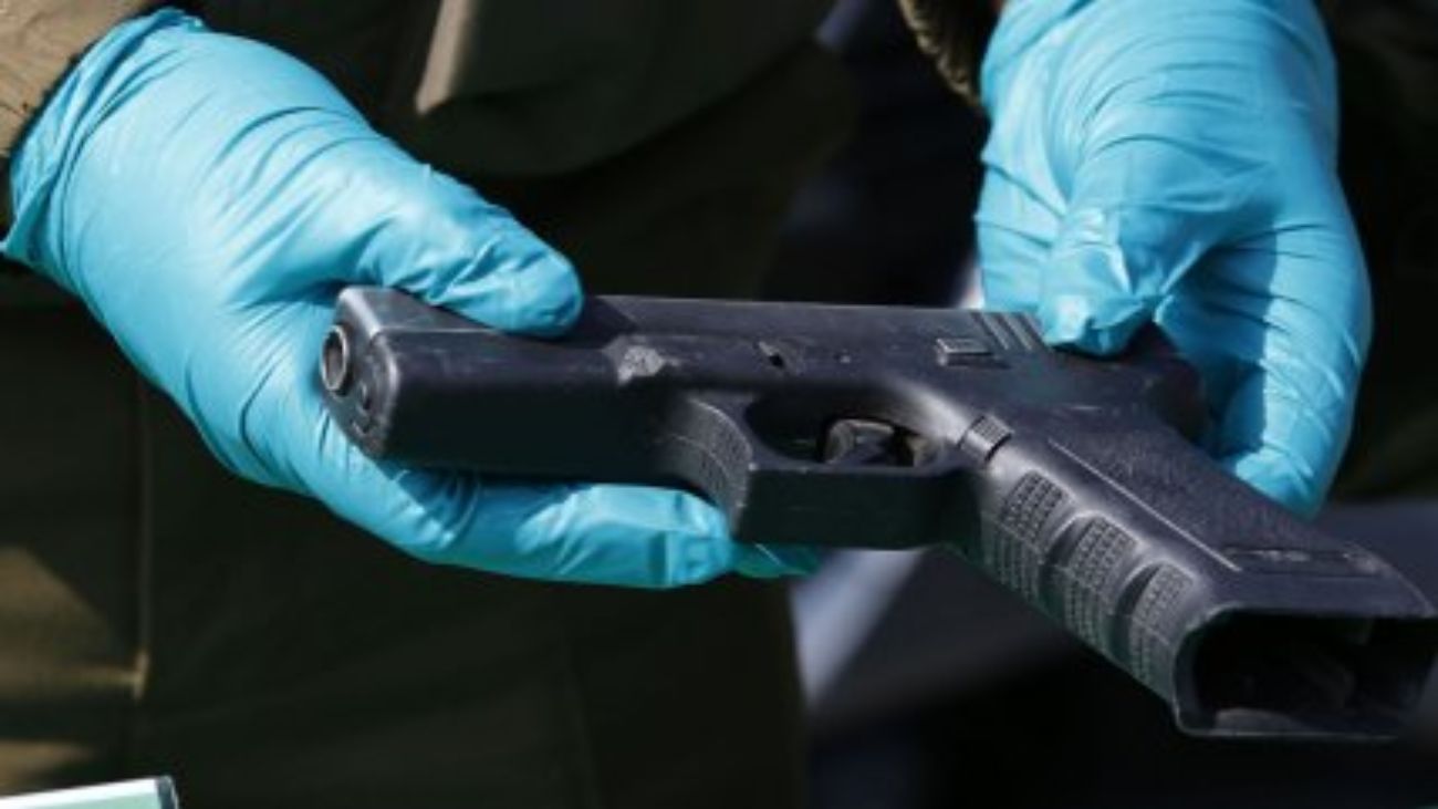 Operativo en barbería de Puente Alto: detienen a individuos con arma de fogueo Operativo en barbería de Puente Alto: detienen a individuos con arma de fogueo