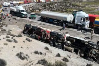 Conductor ebrio vuelca camión con petróleo en ruta Chile-Bolivia