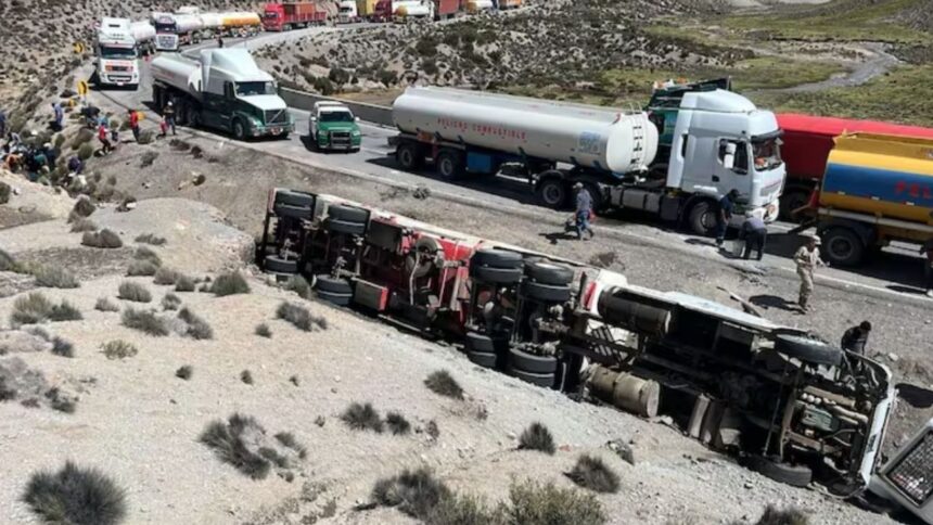 Conductor ebrio vuelca camión con petróleo en ruta Chile-Bolivia