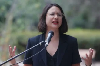 Exalcaldesa de Santiago denuncia operación política detrás de filtración de chats privados