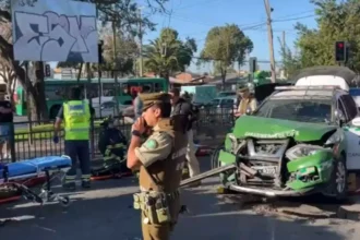 Choque entre vehículo policial y camioneta particular en Maipú investigado por SIAT