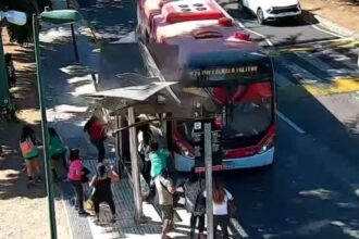 Bus RED impacta paradero con personas en Lo Barnechea, Chile