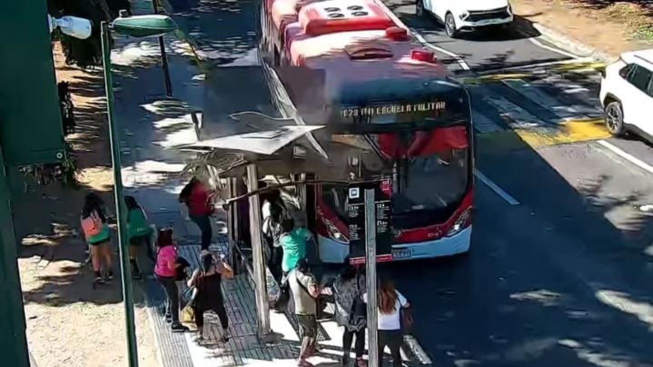 Bus RED impacta paradero con personas en Lo Barnechea, Chile Bus RED impacta paradero con personas en Lo Barnechea, Chile