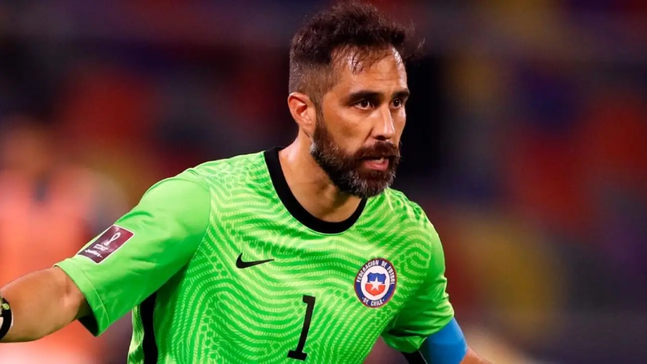 Claudio Bravo confía en Chile para desafiantes encuentros en Eliminatorias Sudamericanas Claudio Bravo confía en Chile para desafiantes encuentros en Eliminatorias Sudamericanas
