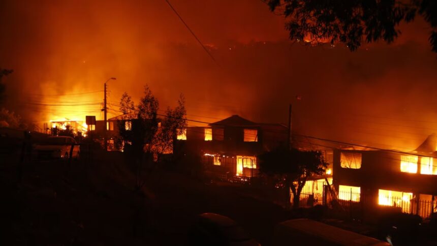 Abren nueva línea de investigación por megaincendio en Valparaíso 2024