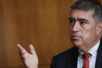 Santiago: Alcalde Desbordes sospecha de corrupción en gestión de Hassler