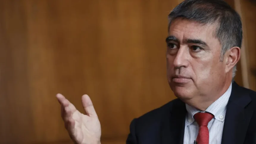 Santiago: Alcalde Desbordes sospecha de corrupción en gestión de Hassler