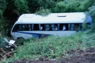 Accidente en Puerto Montt: 10 personas lesionadas en microbús precipitado