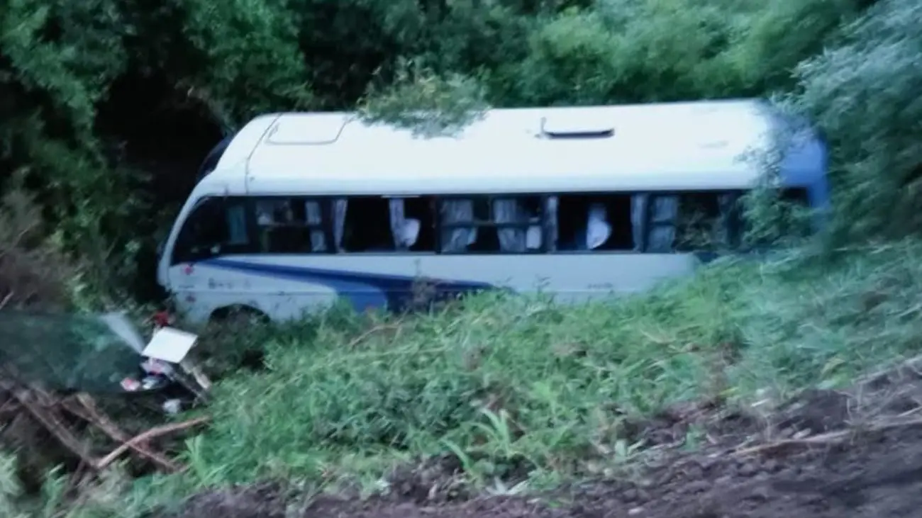 Accidente en Puerto Montt: 10 personas lesionadas en microbús precipitado