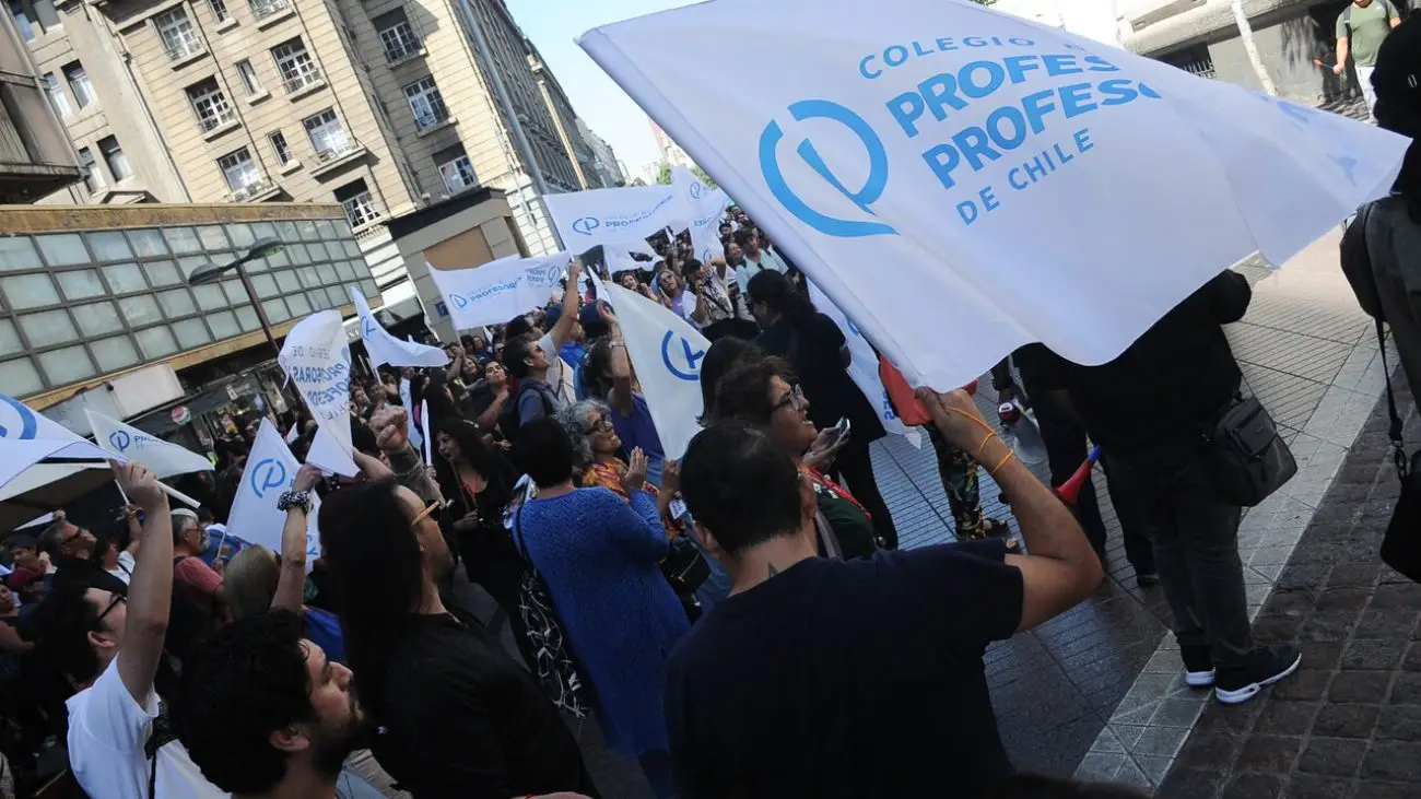 Movilización nacional contra violencia a docentes en Chile: ¡Basta de agresiones!
