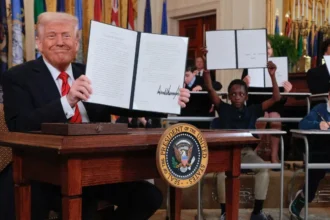 Trump firma decreto para eliminar Departamento de Educación: reacciones y repercusiones