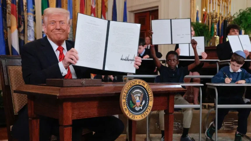 Trump firma decreto para eliminar Departamento de Educación: reacciones y repercusiones