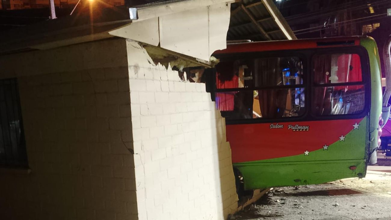 Impactante choque de micro contra sede vecinal en Valparaíso: heridos y daños.
