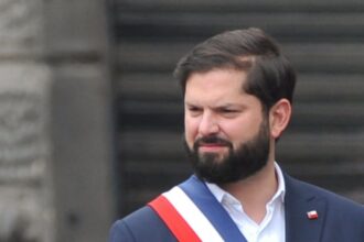 Descenso de aprobación para el Presidente Boric tras megacorte en Chile