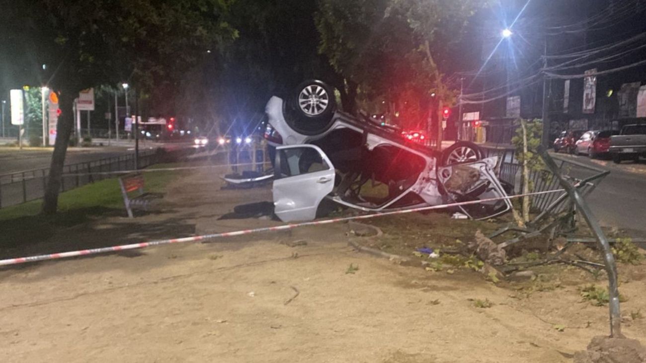 Vehículo vuelca en Puente Alto tras choque en Av. Camilo Henríquez Vehículo vuelca en Puente Alto tras choque en Av. Camilo Henríquez