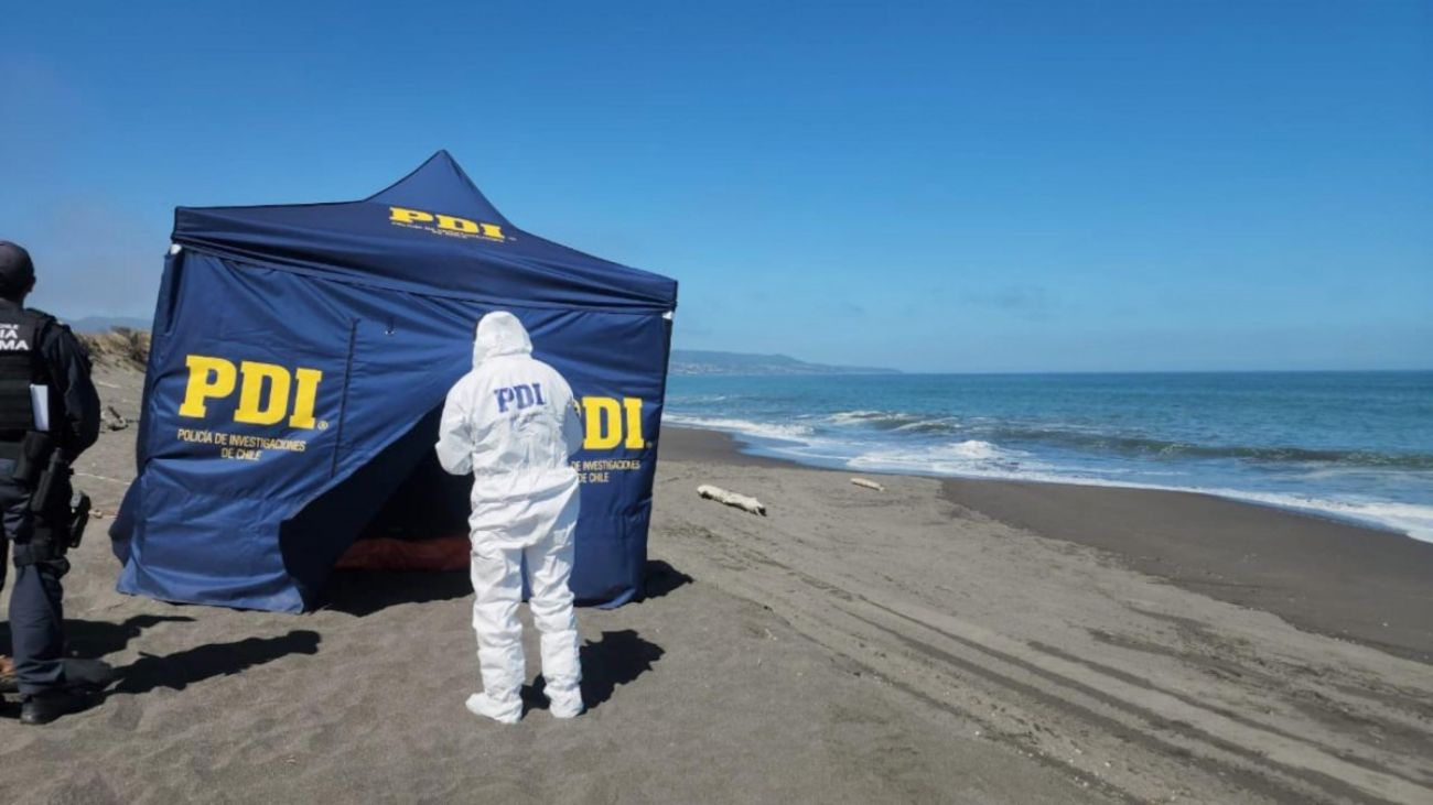Investigan muerte de mujer en playa de Pelluhue, región del Maule