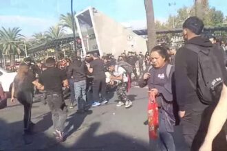 Vendedores ambulantes atacan a inspectores en Puente Alto durante desalojo.