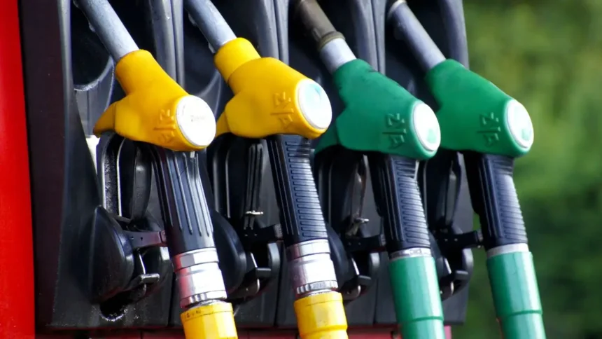 Variaciones de precios de combustibles en Chile: baja de $7,3 por litro en gasolina 93 octanos
