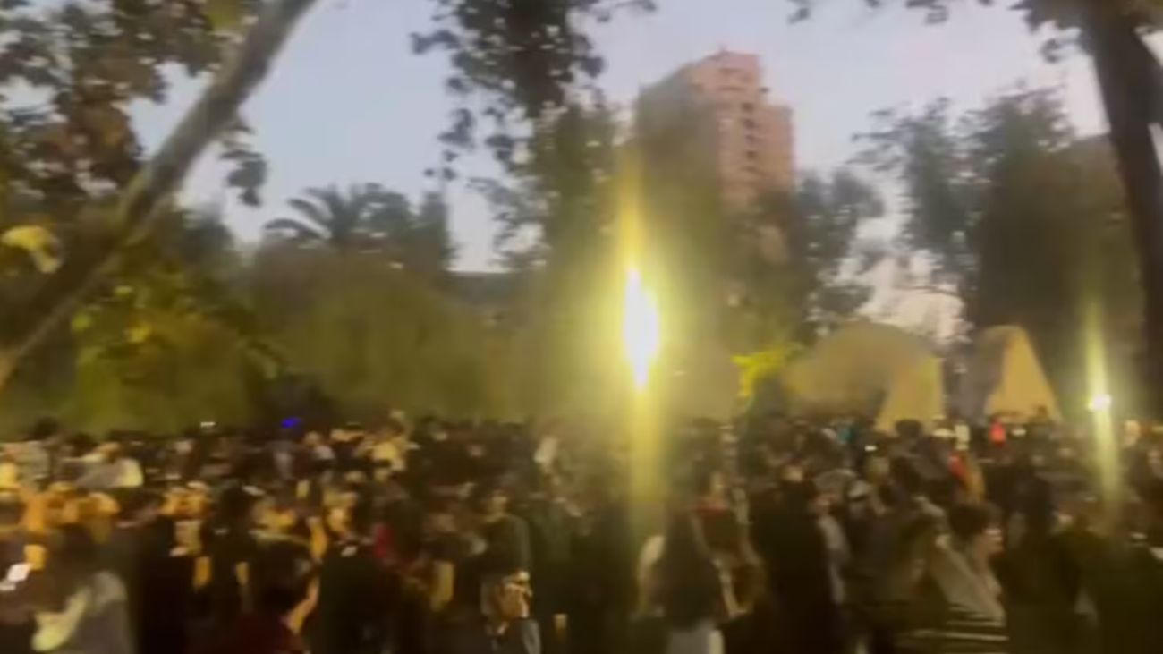 Fiesta universitaria en Santiago termina en graves incidentes y desafíos de seguridad