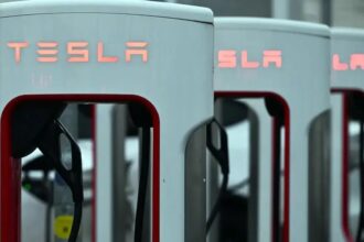 Guerra arancelaria afecta a Tesla y bolsas globales: consecuencias y desafíos