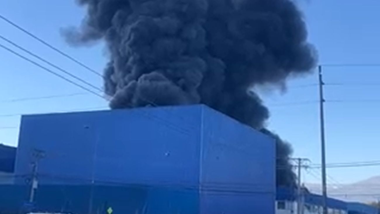 Masivo incendio en Paine amenaza con propagarse hacia la Ruta 5 Masivo incendio en Paine amenaza con propagarse hacia la Ruta 5