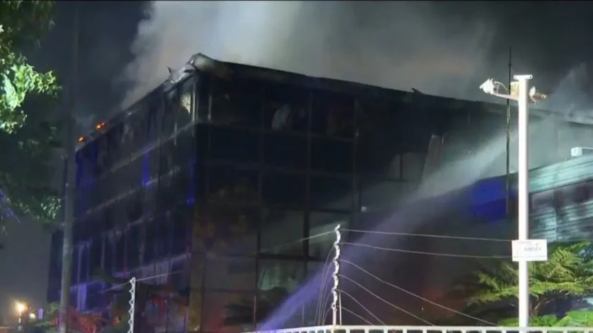 Incendio en Radio El Conquistador: Bomberos controlan las llamas en Huechuraba