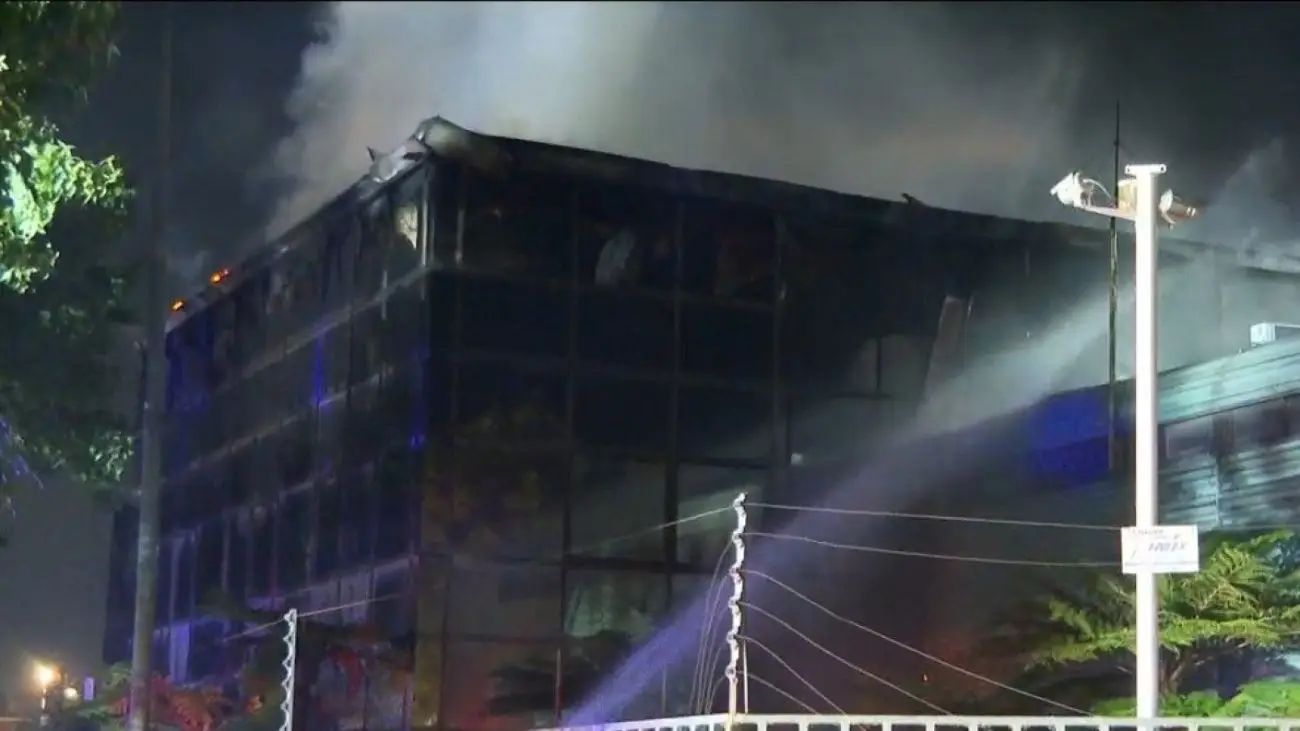 Incendio en Radio El Conquistador: Bomberos controlan las llamas en Huechuraba