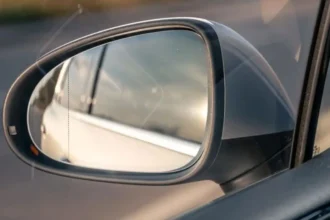 Nueva ley en Chile: vehículos deberán tener patente grabada en vidrios